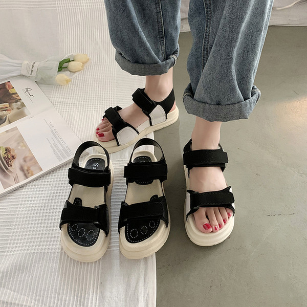 Női sportszandál eko bőrből, magas talppal és foltokkal