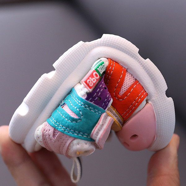 Színes, matricás gyerekszandál fiúknak és lányoknak