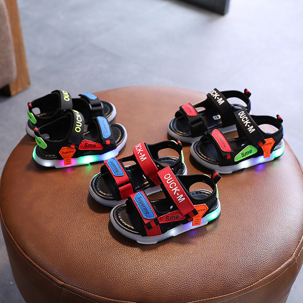 Világító gyerekszandál matricákkal fiúknak