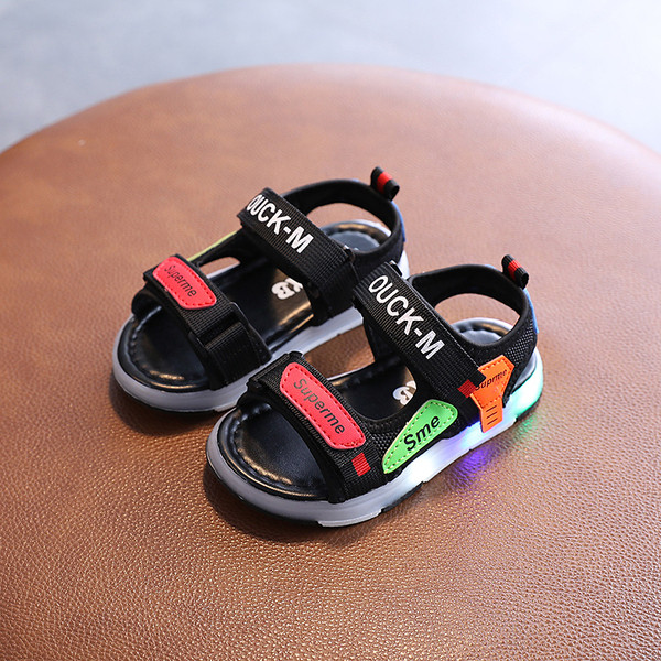 Világító gyerekszandál matricákkal fiúknak