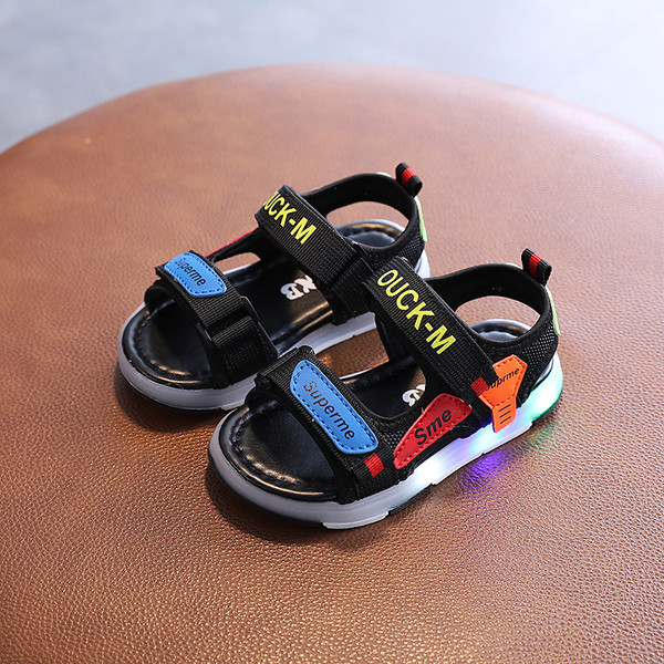 Világító gyerekszandál matricákkal fiúknak