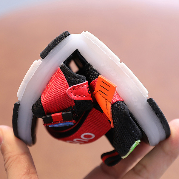 Világító gyerekszandál matricákkal fiúknak