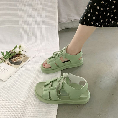 Modernas sieviešu sandales no eko ādas ar augstām zolēm un mežģīnēm