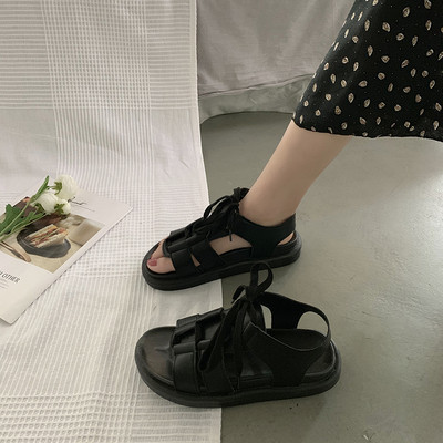 Modernas sieviešu sandales no eko ādas ar augstām zolēm un mežģīnēm