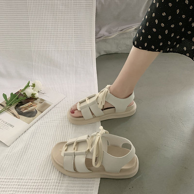 Modernas sieviešu sandales no eko ādas ar augstām zolēm un mežģīnēm