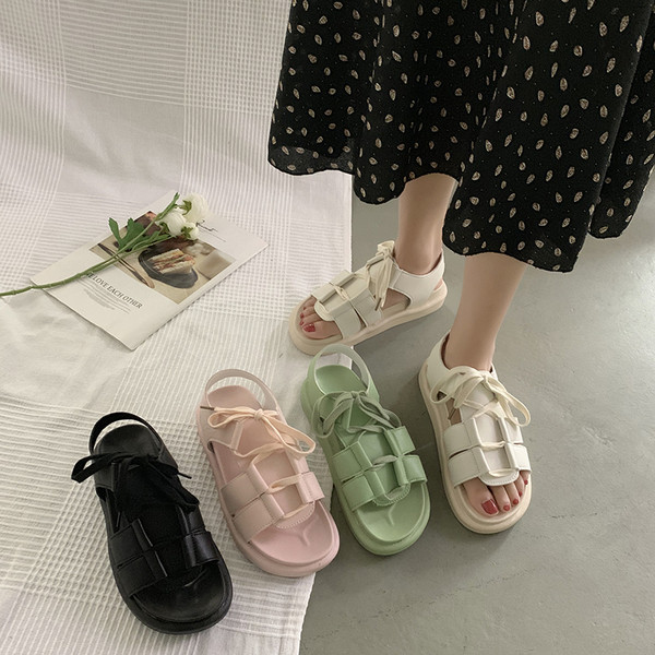 Modernas sieviešu sandales no eko ādas ar augstām zolēm un mežģīnēm