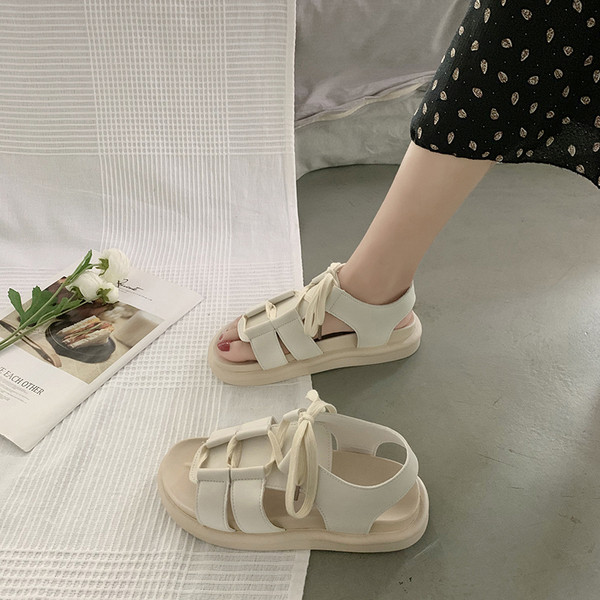 Modernas sieviešu sandales no eko ādas ar augstām zolēm un mežģīnēm