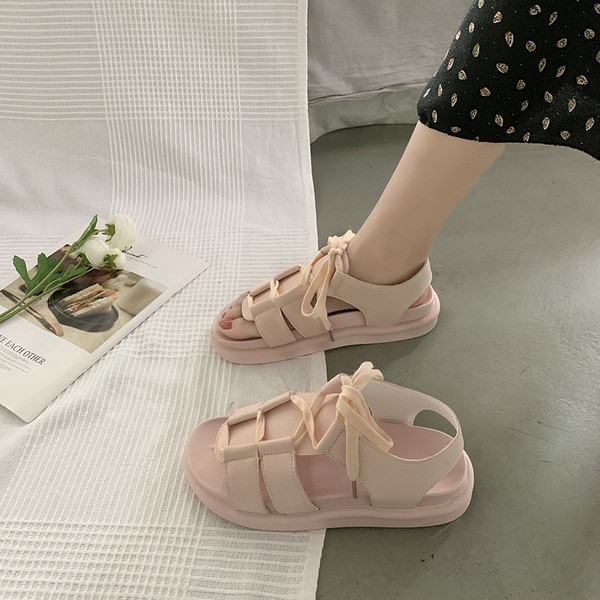 Modernas sieviešu sandales no eko ādas ar augstām zolēm un mežģīnēm