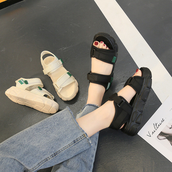 Női alkalmi szandál durva talppal és foltokkal