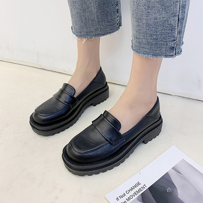 Női bőrcipő magas lapos talppal