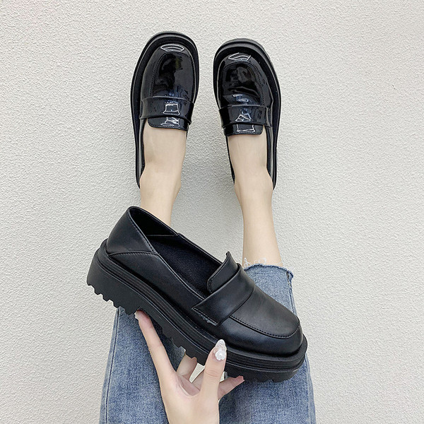 Női bőrcipő magas lapos talppal