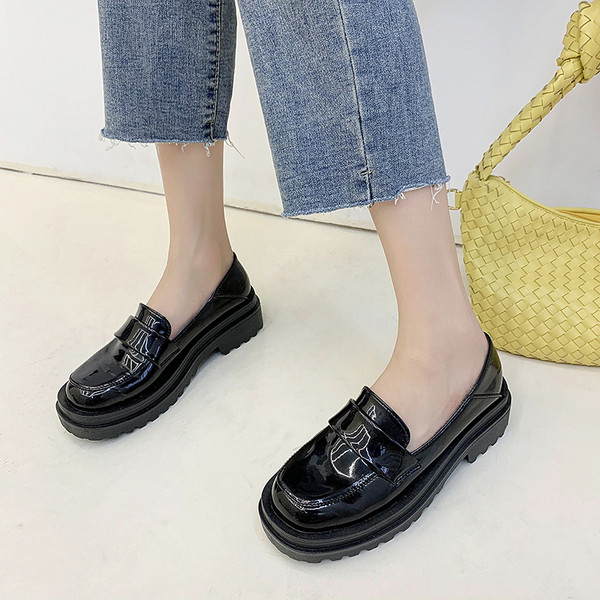 Női bőrcipő magas lapos talppal