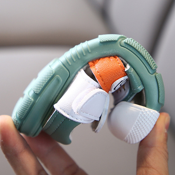 Öko bőrből készült gyerekszandál 3D elemmel fiúknak