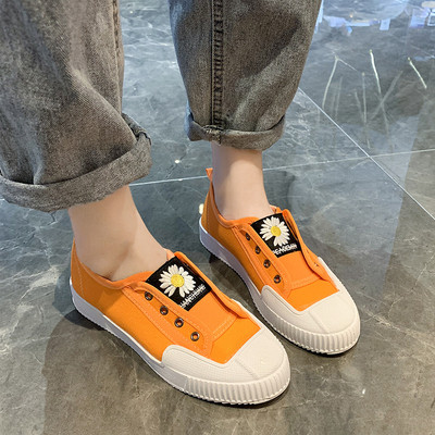 Női alkalmi cipő színes hímzéssel