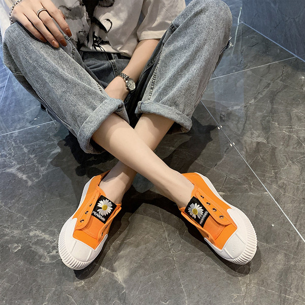 Női alkalmi cipő színes hímzéssel