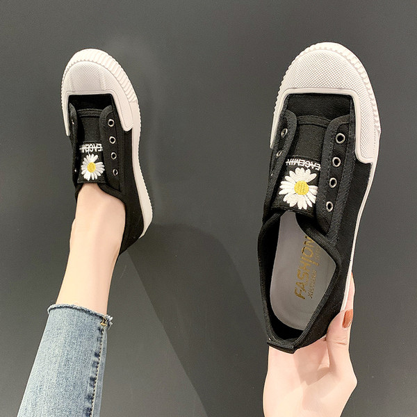 Női alkalmi cipő színes hímzéssel