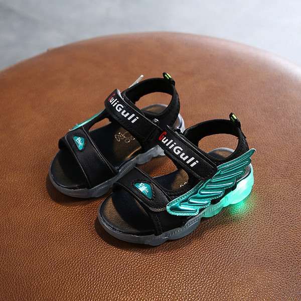 Mūsdienīgas bērnu gaišās sandales zēniem