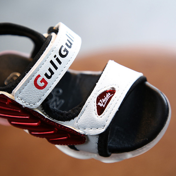 Mūsdienīgas bērnu gaišās sandales zēniem