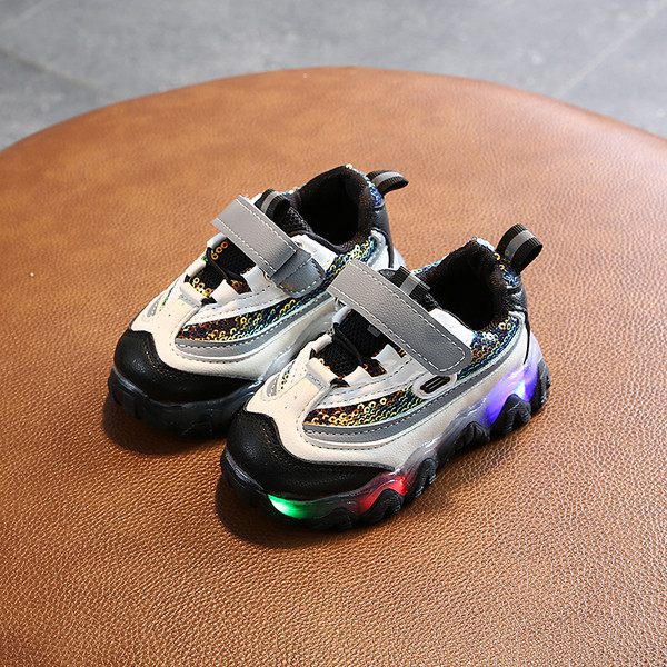 Világító gyerekcipő durva talppal és matricával lányoknak