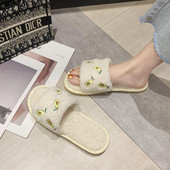 Női pehelypapucs lapos talppal és avokádó formájú hímzéssel