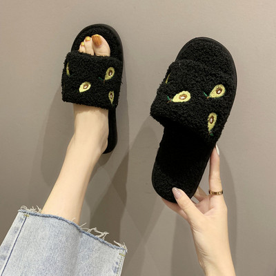 Női pehelypapucs lapos talppal és avokádó formájú hímzéssel