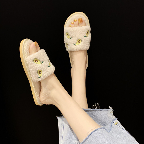 Női pehelypapucs lapos talppal és avokádó formájú hímzéssel