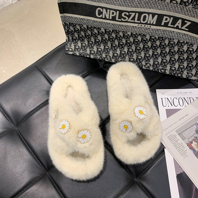 Pehelypapucs kereszt pántokkal és virág formájú fém díszítéssel