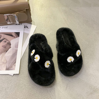 Pehelypapucs kereszt pántokkal és virág formájú fém díszítéssel