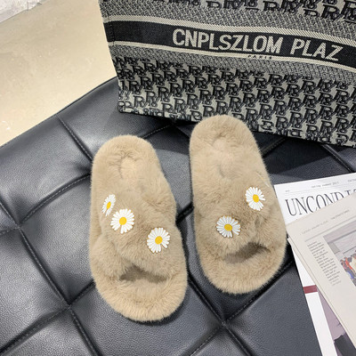 Pehelypapucs kereszt pántokkal és virág formájú fém díszítéssel