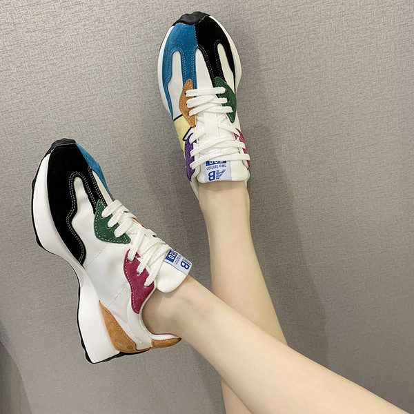 Sieviešu modernas kedas ar krāsainiem zamšādas elementiem