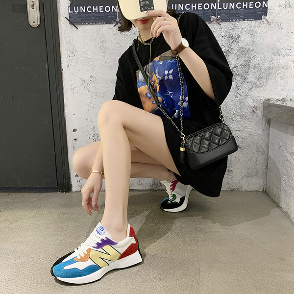 Sieviešu modernas kedas ar krāsainiem zamšādas elementiem