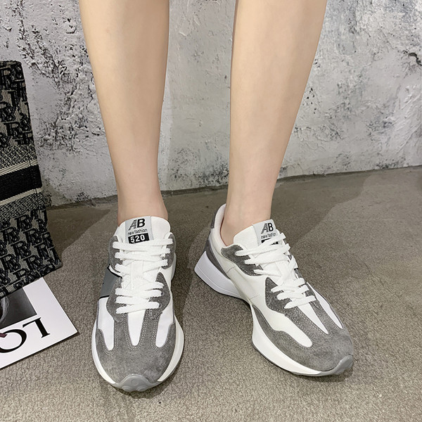 Sieviešu modernas kedas ar krāsainiem zamšādas elementiem