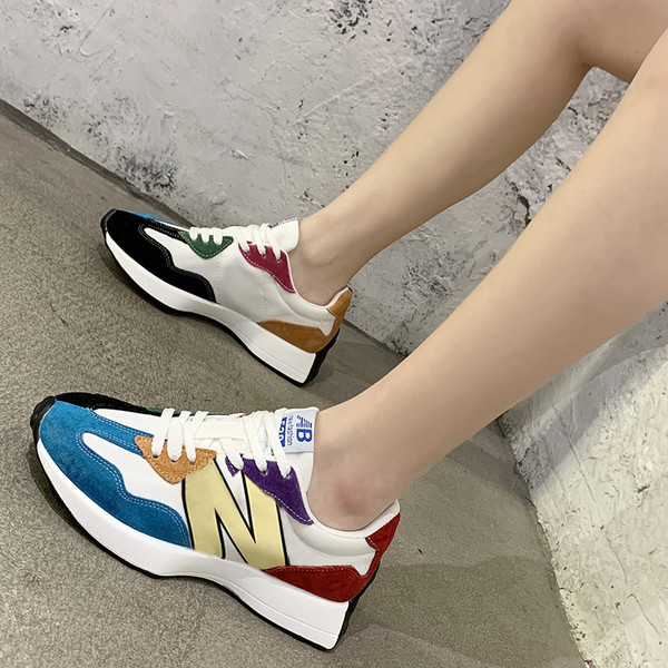 Sieviešu modernas kedas ar krāsainiem zamšādas elementiem