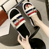 Ikdienas sieviešu čības ar krāsainām lentītēm un metāla sprādzi