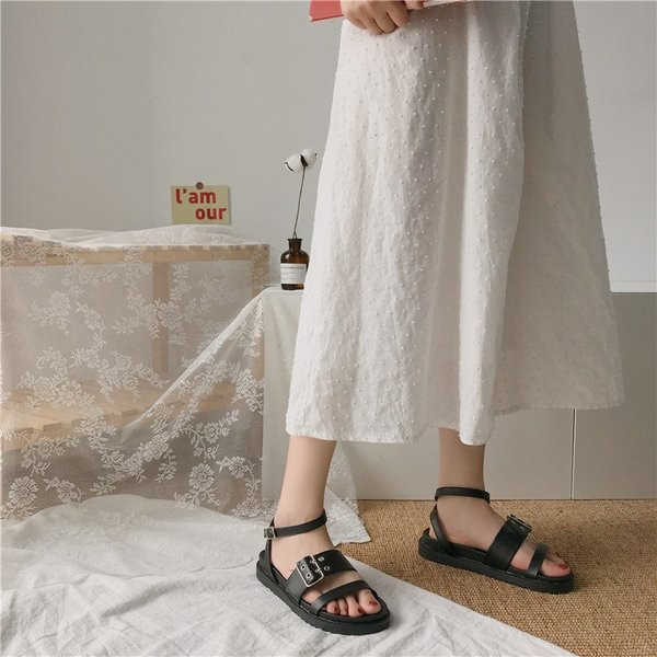 Melnas sieviešu sandales no eko ādas ar metāla elementiem