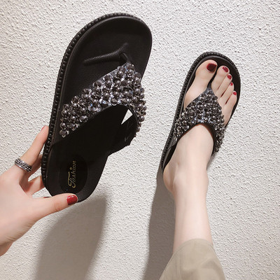 Moodsad naiste sussid üle varba kividega