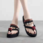 Kolmes mudelis kõrge tallaga naiste sussid