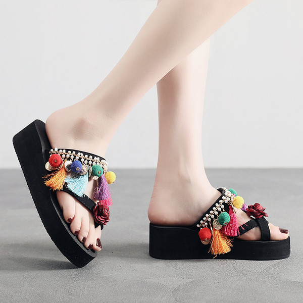 Kolmes mudelis kõrge tallaga naiste sussid