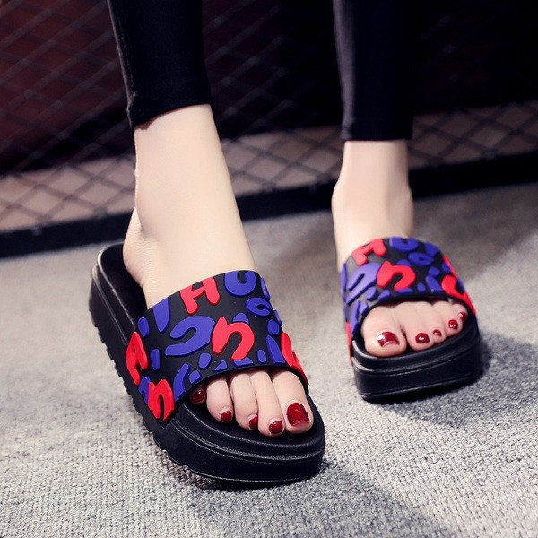 Naiste vabaaja sussid kõrge talla ja värviliste elementidega