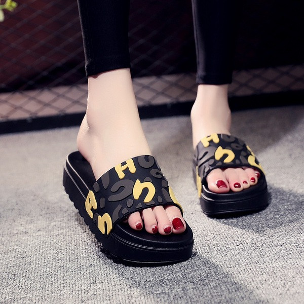 Naiste vabaaja sussid kõrge talla ja värviliste elementidega