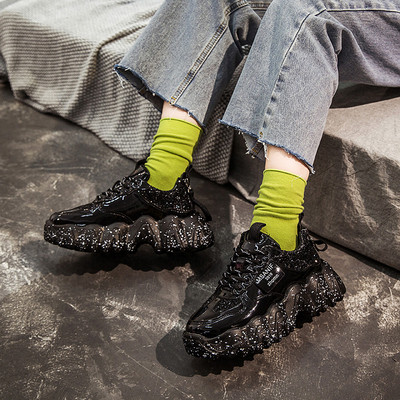 Fényes hatású, durva talpú, modern női tornacipő