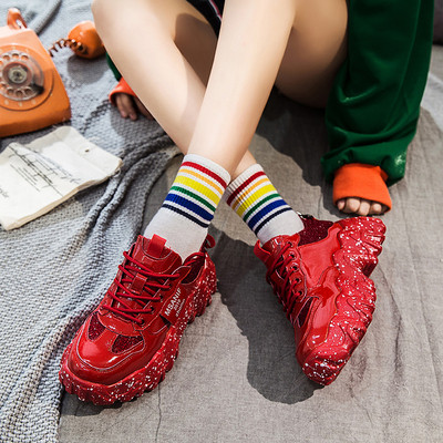 Fényes hatású, durva talpú, modern női tornacipő