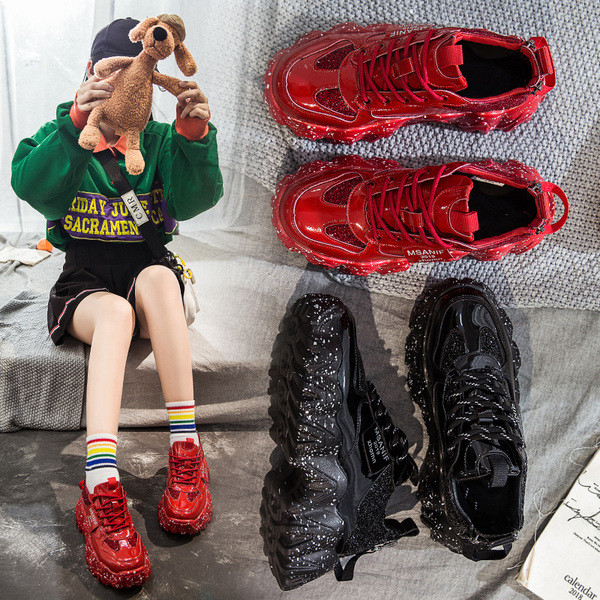 Fényes hatású, durva talpú, modern női tornacipő