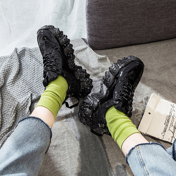 Fényes hatású, durva talpú, modern női tornacipő