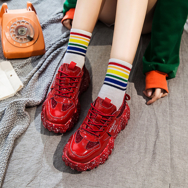 Fényes hatású, durva talpú, modern női tornacipő