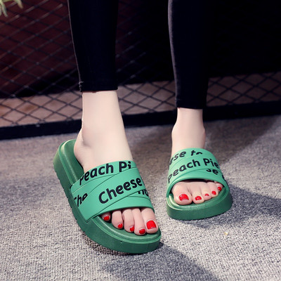 Alkalmi női papucs lapos talppal és feliratokkal