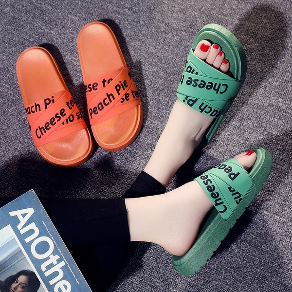 Alkalmi női papucs lapos talppal és feliratokkal