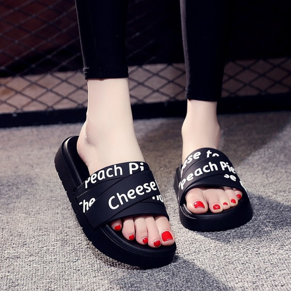 Alkalmi női papucs lapos talppal és feliratokkal