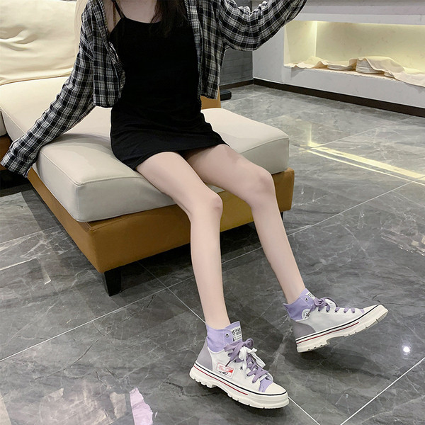 Sieviešu sporta un ikdienas kedas ar krāsainām saitēm