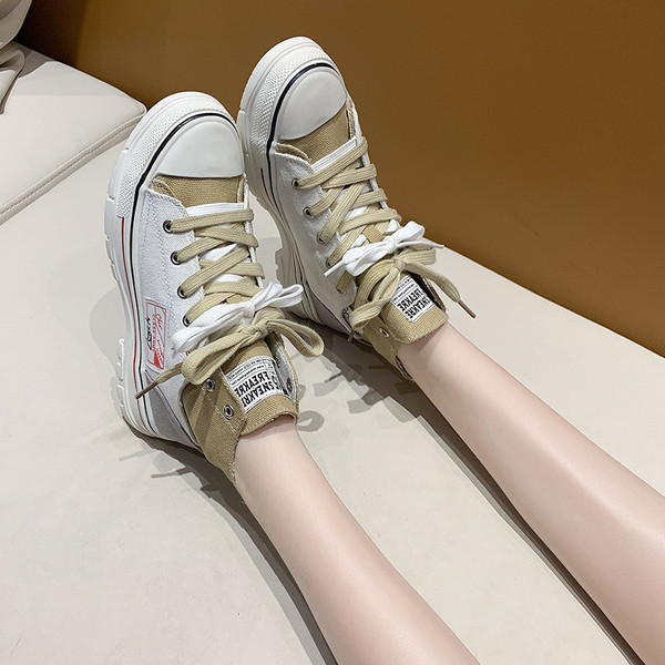 Sieviešu sporta un ikdienas kedas ar krāsainām saitēm